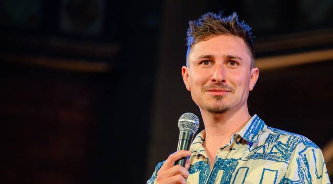 Tom Rosenvelt Singer Tom Rosenthal Speaker Agent | Hilarious Comedy Actor