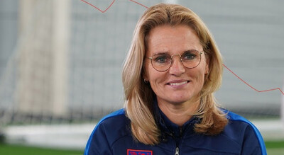 Sarina Wiegman wint harten van Britse media na knotsgek d