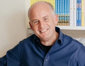 Oliver Burkeman official speaker profile picture